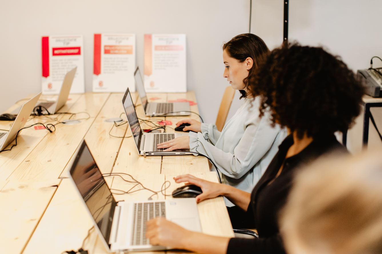 Twee mensen werken in het Open Leerwerkcentrum